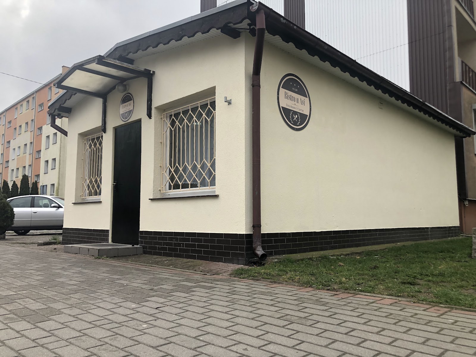 Budynek Bistro u Asi z okrągłym szyldem przy ul. Krasińskiego 1 w Międzyrzeczu